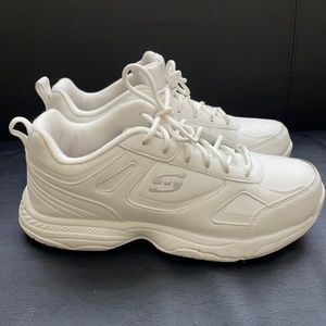Hooters dresscode SKETCHERS SHOES ALL WHITE